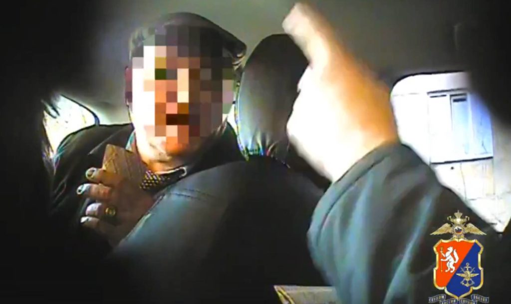 Подельников умершего карточного шулера, которые разводили на деньги посетителей челябинского аэропорта, готовы судить