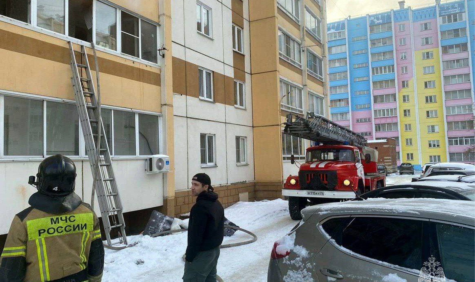 В Челябинске отец выпрыгнул из окна, чтобы спасти трёхлетнего сына от пожара