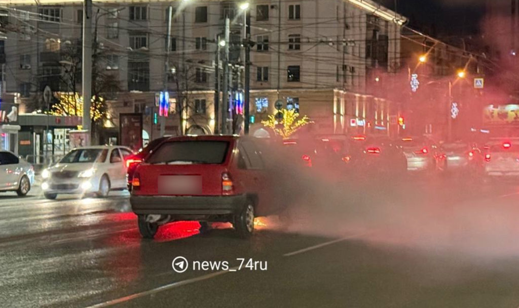 Машина вспыхнула на пересечении улицы Энгельса и проспекта Ленина в Челябинске