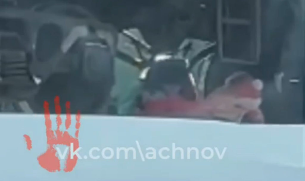 Мать потащила маленькую дочку под поезд! Состав мог поехать в любой момент!