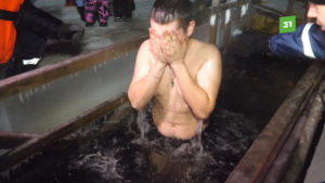 Южноуральцы окунулись в купели в Крещенскую ночь