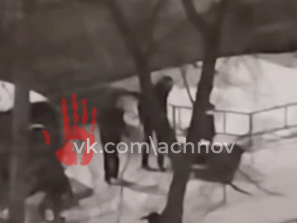 В Копейске мужчина заплевал на улице жену, сломал самокат ребенка и кричал, что справит нужду на школьника! 