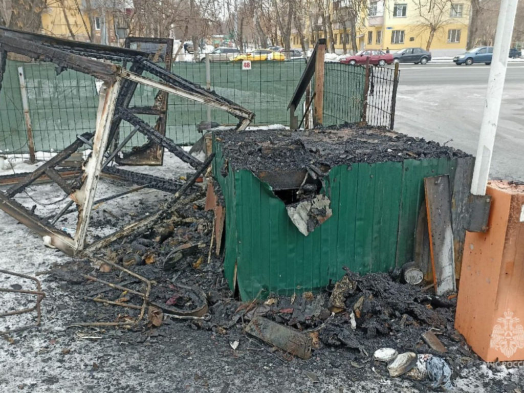 В Челябинске на автостоянке произошел пожар. Есть пострадавшие!