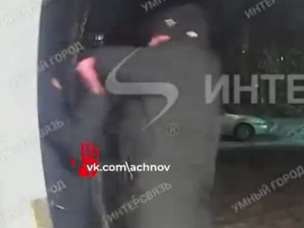 Миасец ночью жестоко избил свою женщину у подъезда