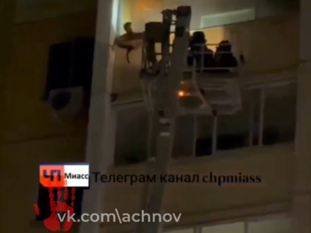 Бил стекла, замахивался на спасателей и чуть не вылетел из окна многоэтажки!