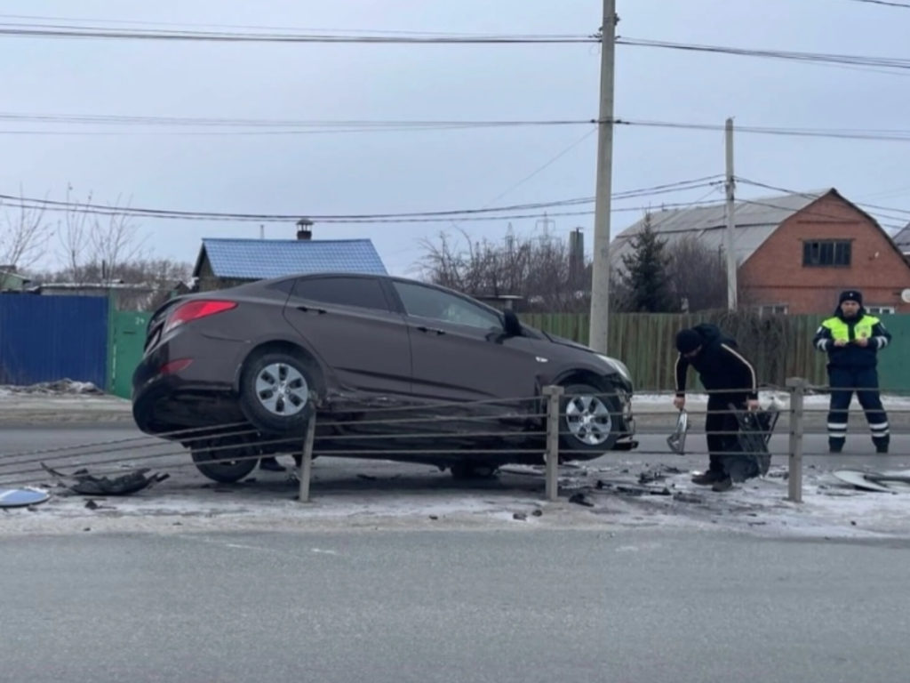 "Хендай" залетел на металлическое ограждение
