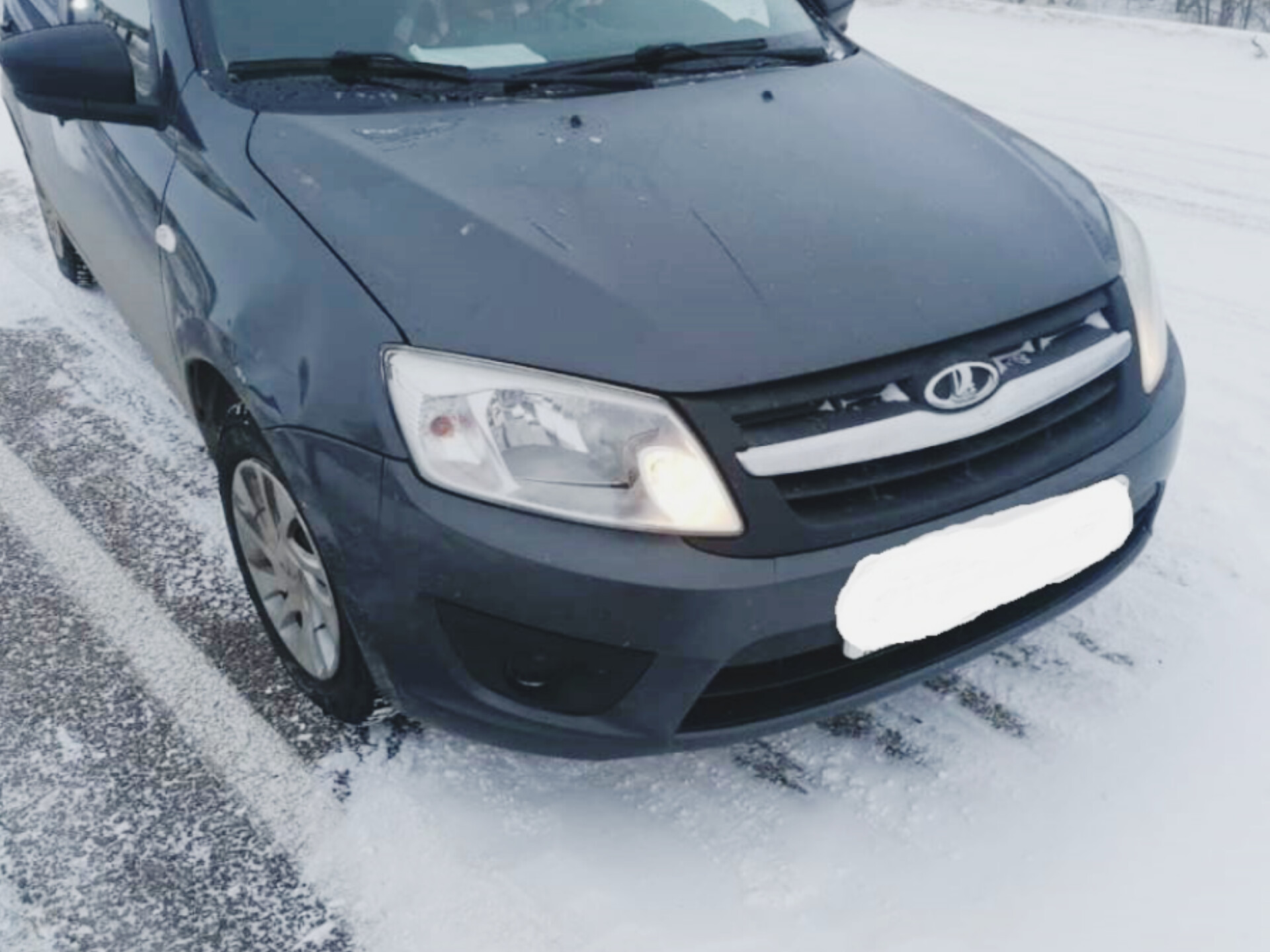 Молодая девушка на "Ладе" устроила аварию на трассе