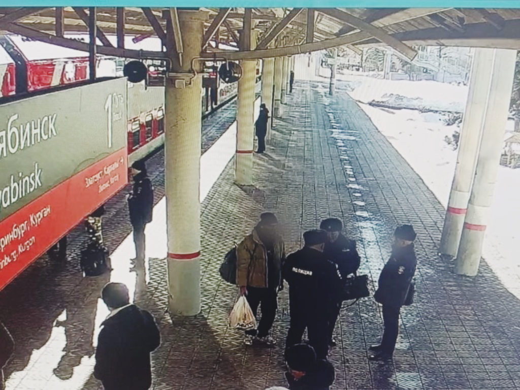 Ездил с чужими паспортными данными и ненастоящим штампом в документе! На железнодорожном вокзале поймали иностранца с поддельной миграционной картой