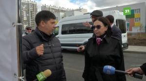 Ринат Кучитаров и Наталья Котова осматривают дорожные объекты