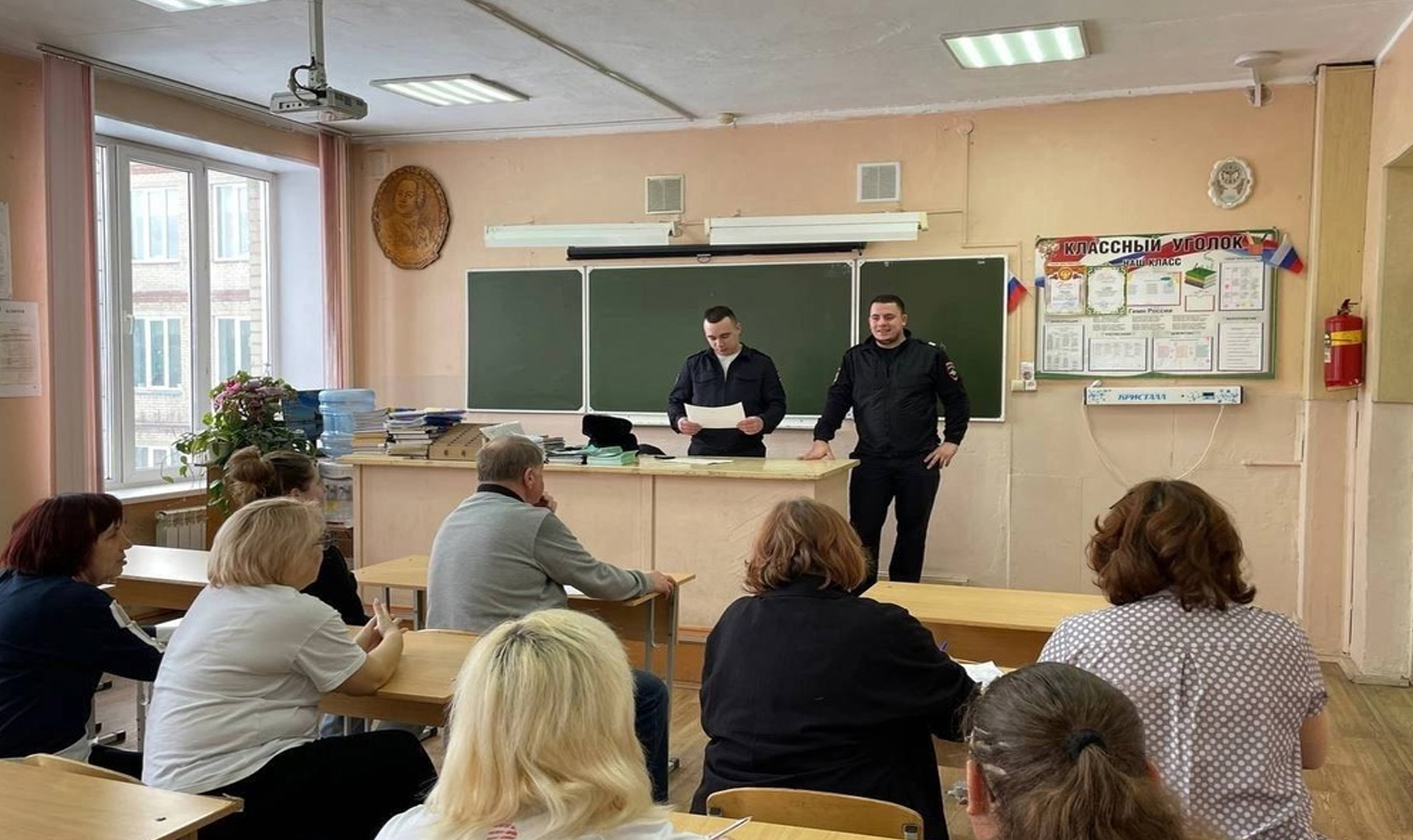 В Челябинске полицейские провели акцию "Останови мошенника", чтобы предупредить жителей об аферистах