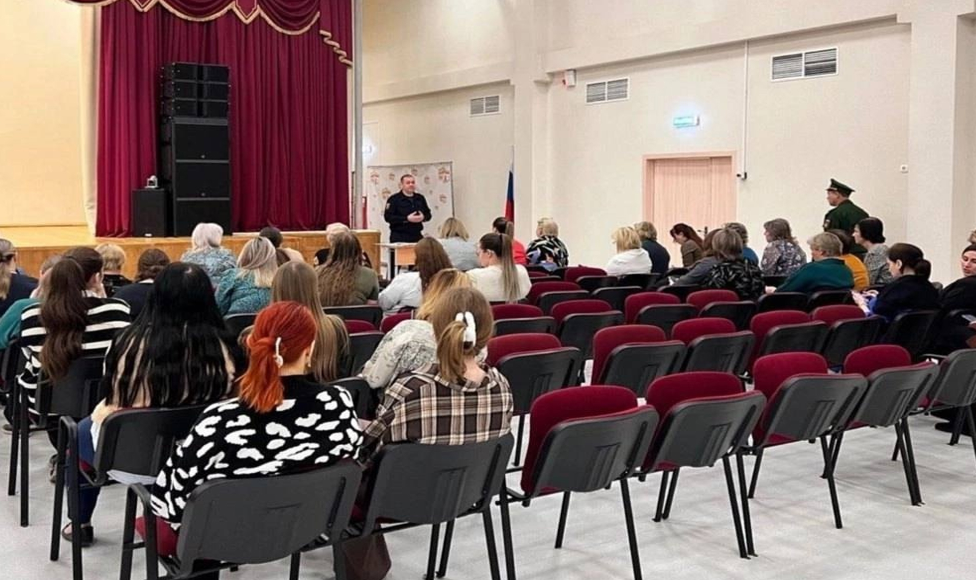 В Челябинске полицейские провели акцию "Останови мошенника", чтобы предупредить жителей об аферистах