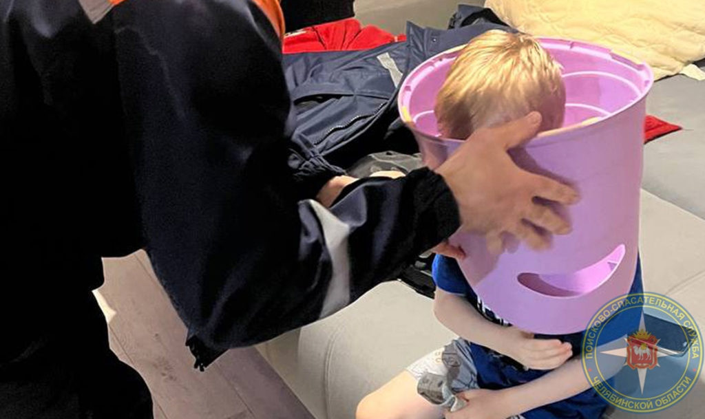 Пластик гнулся и сдавливал шею! Ребенок засунул голову в горшок