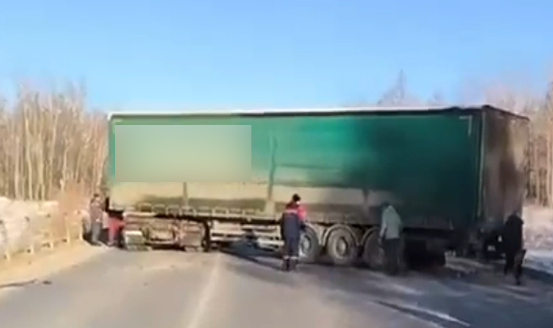 Грузовик и легковушка столкнулись на 1766 км автодороги М-5 «Урал»