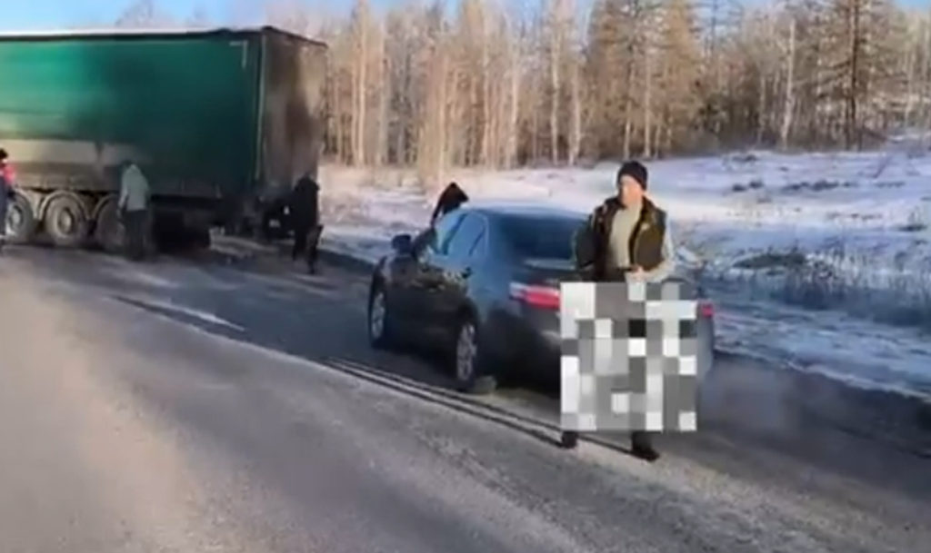 Грузовик и легковушка столкнулись на 1766 км автодороги М-5 «Урал»