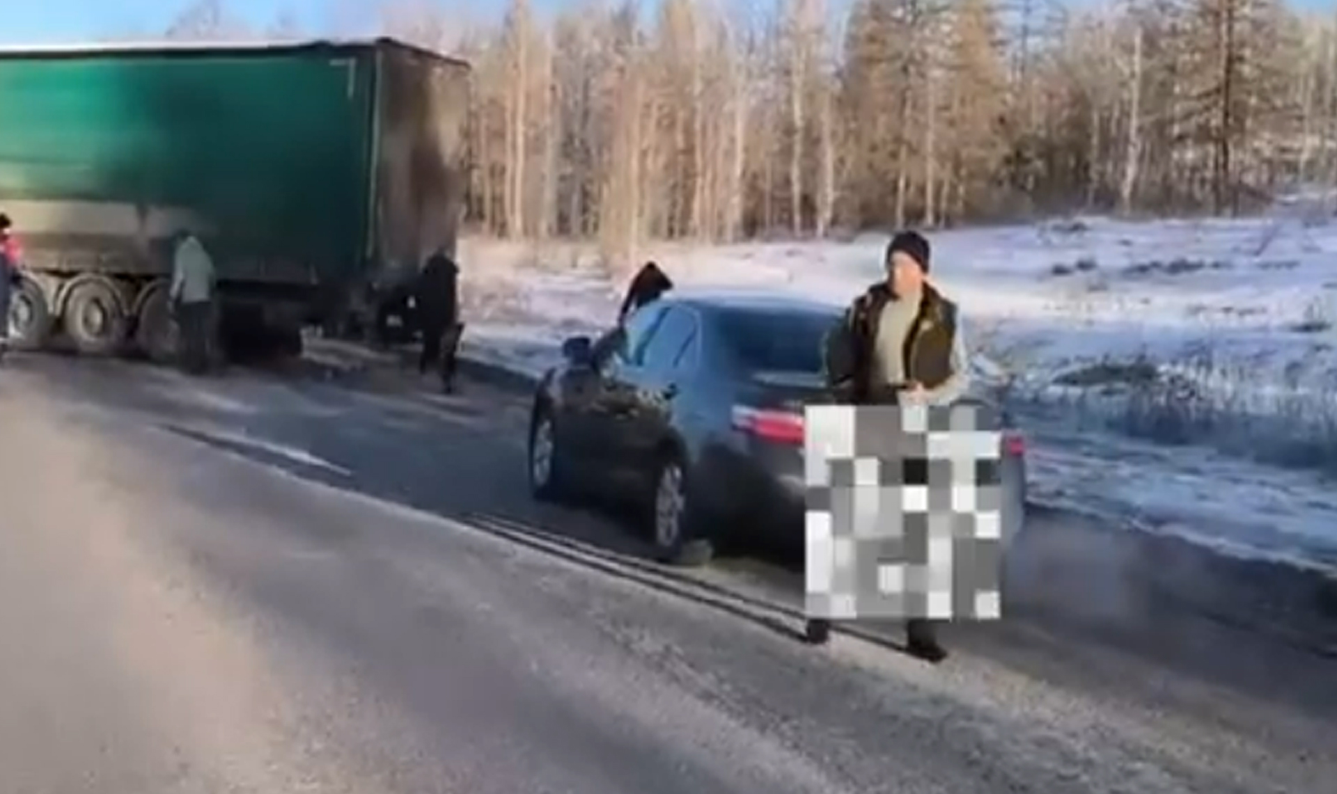 Грузовик и легковушка столкнулись на 1766 км автодороги М-5 «Урал»