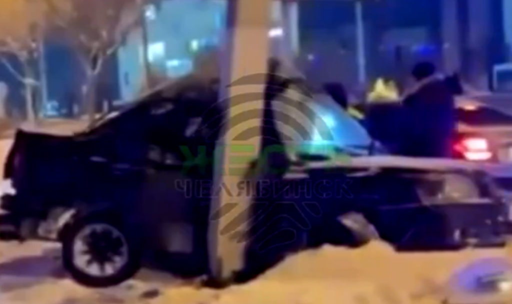 Столб стал преградой: автомобиль чуть не разорвало пополам