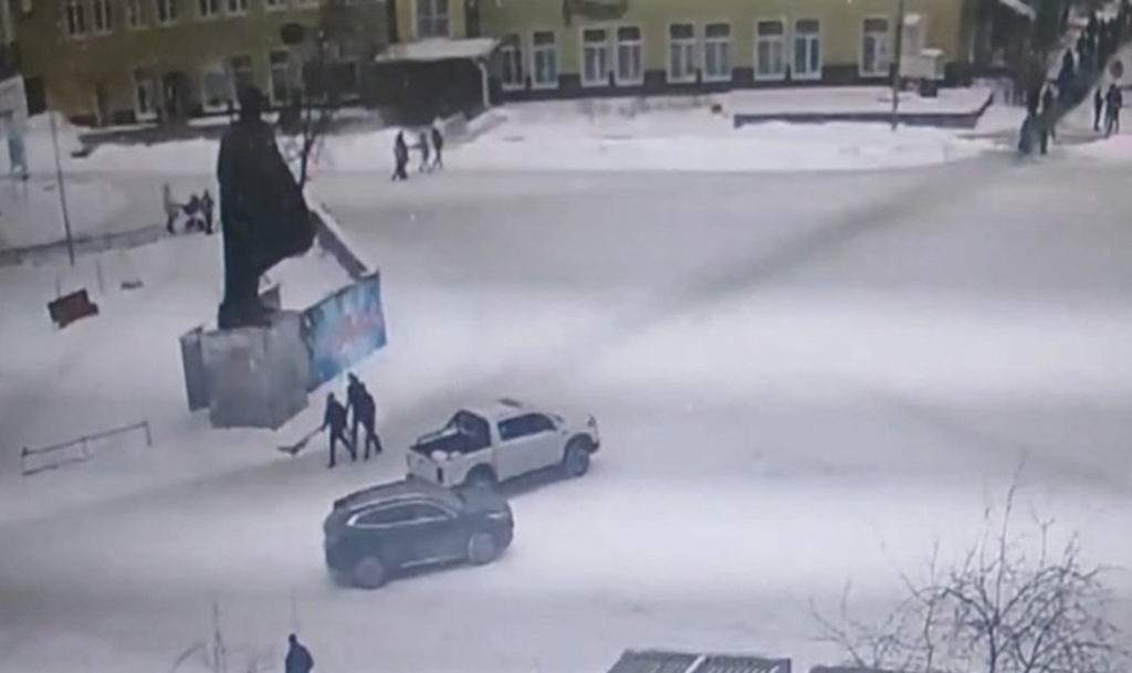 По площади, как по дороге! В Кусе заметили автолюбителей-нарушителей