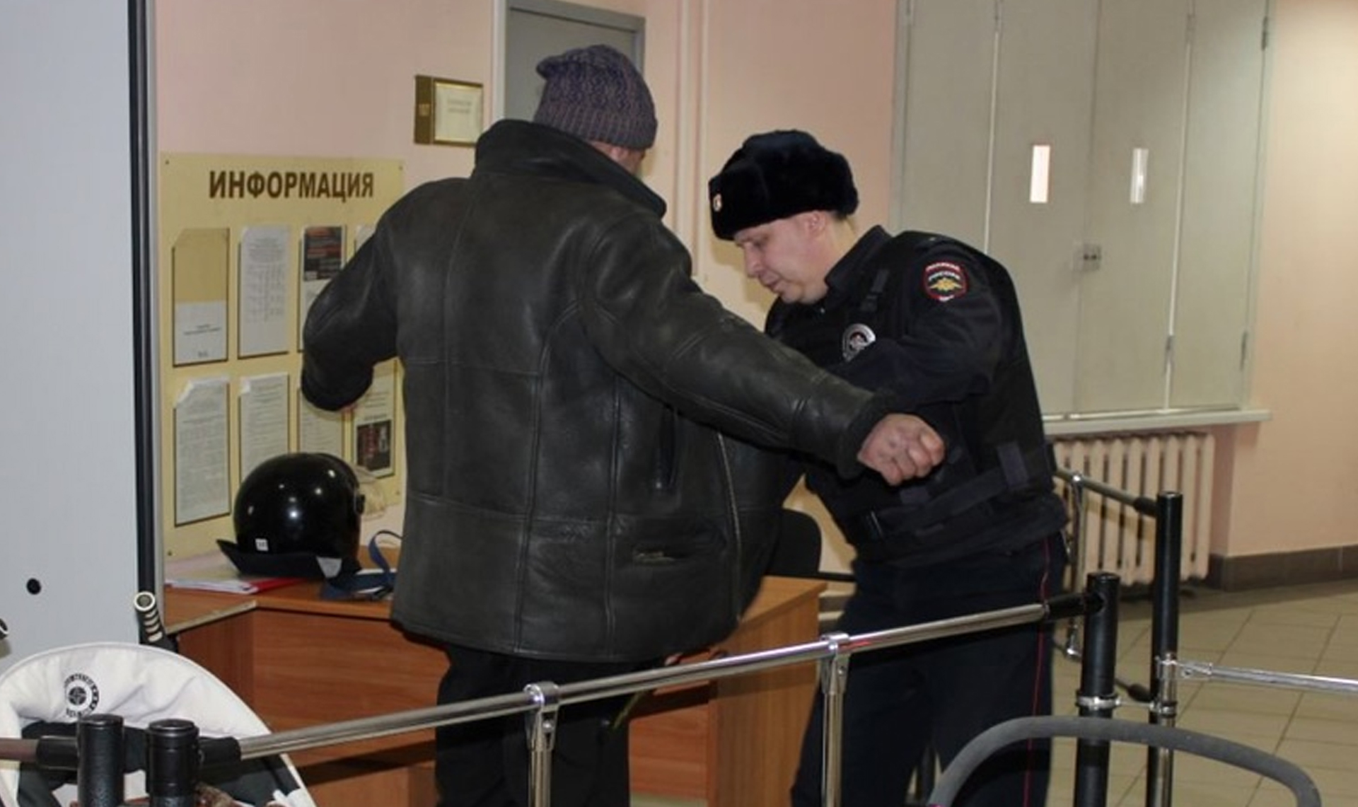 Сначала исчезли санки, а потом и коляска! В Чебаркуле полицейские поймали вора