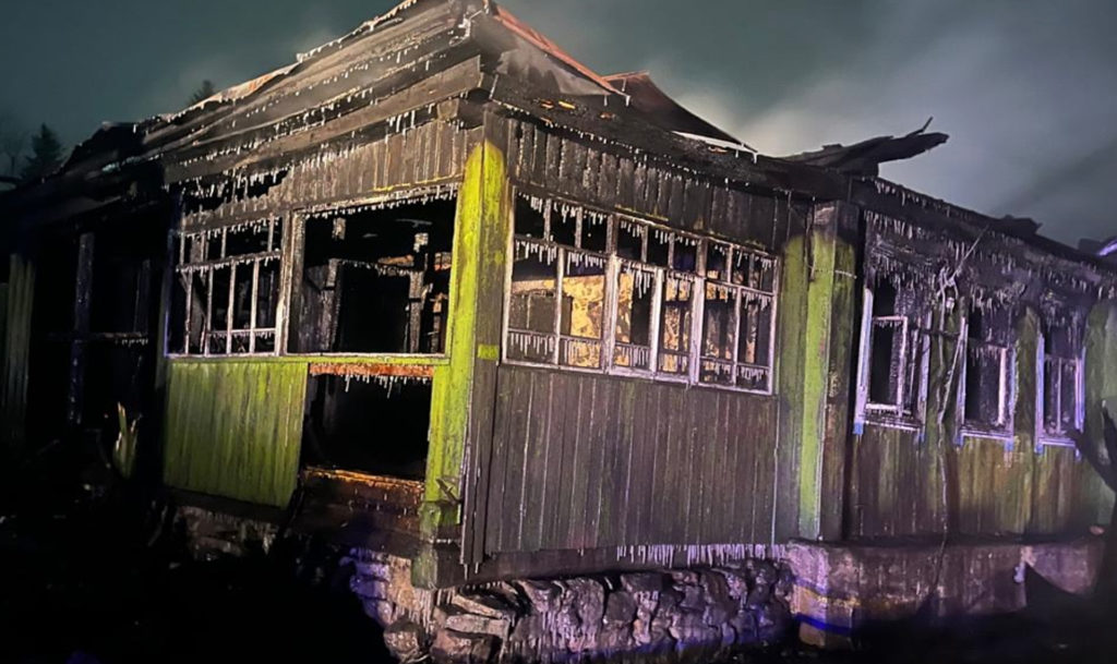 Пожар в доме поселка Вязовая унес жизни двух человек