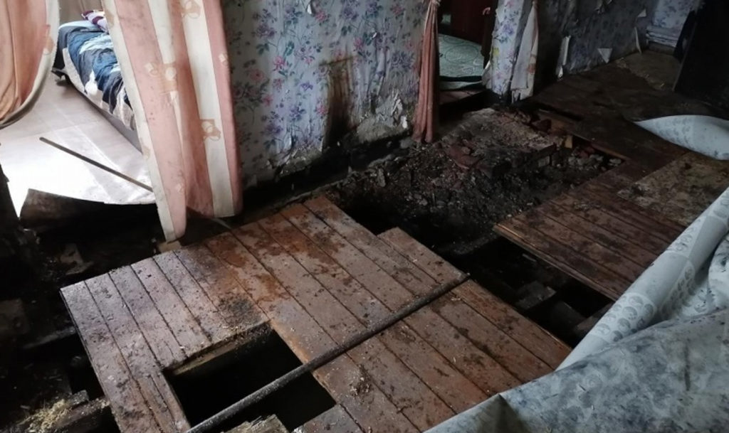 В д. Смольное семья чуть не погибла на пожаре! Людей спасли полицейские