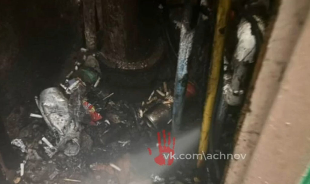 Непотушеный окурок стал причиной потопа в многоэтажке в Копейске