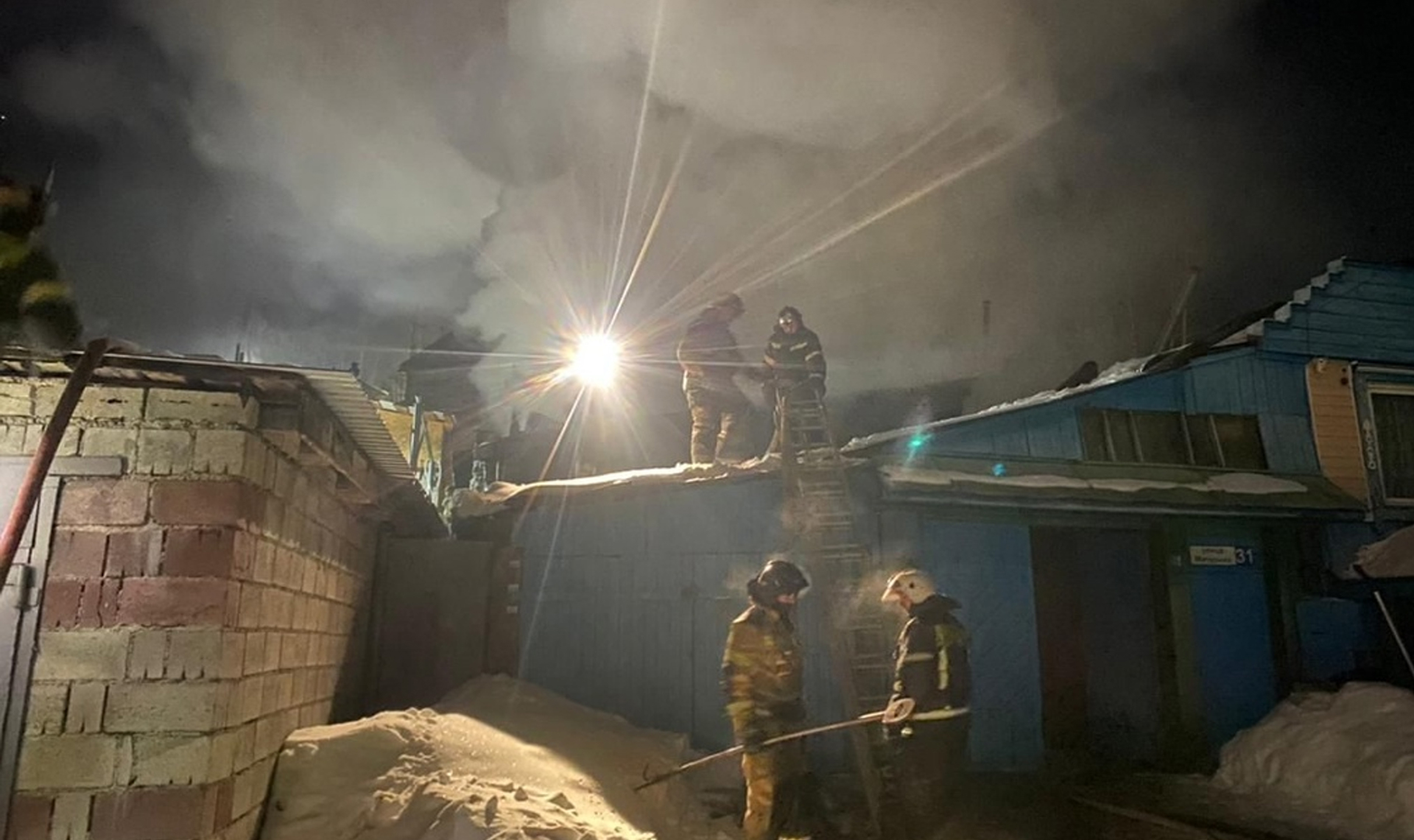 Сегодня ночью в Златоусте полыхал дом