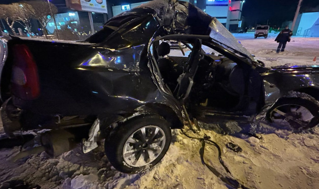 Водитель попал под 6 статей! Появились кадры, как легковушку намотало на столб в Магнитогорске