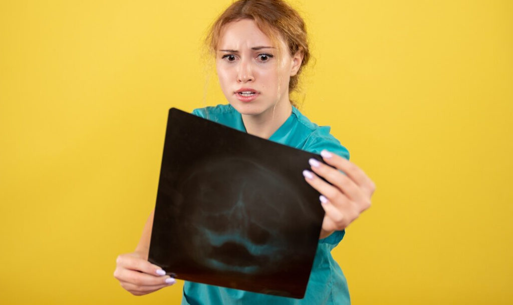 Пришлось покопаться! Женщина решила принести любимому подарок в своей кишке