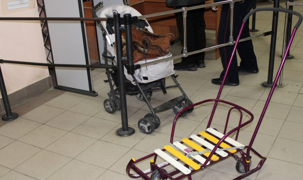 Сначала исчезли санки, а потом и коляска! В Чебаркуле полицейские поймали вора