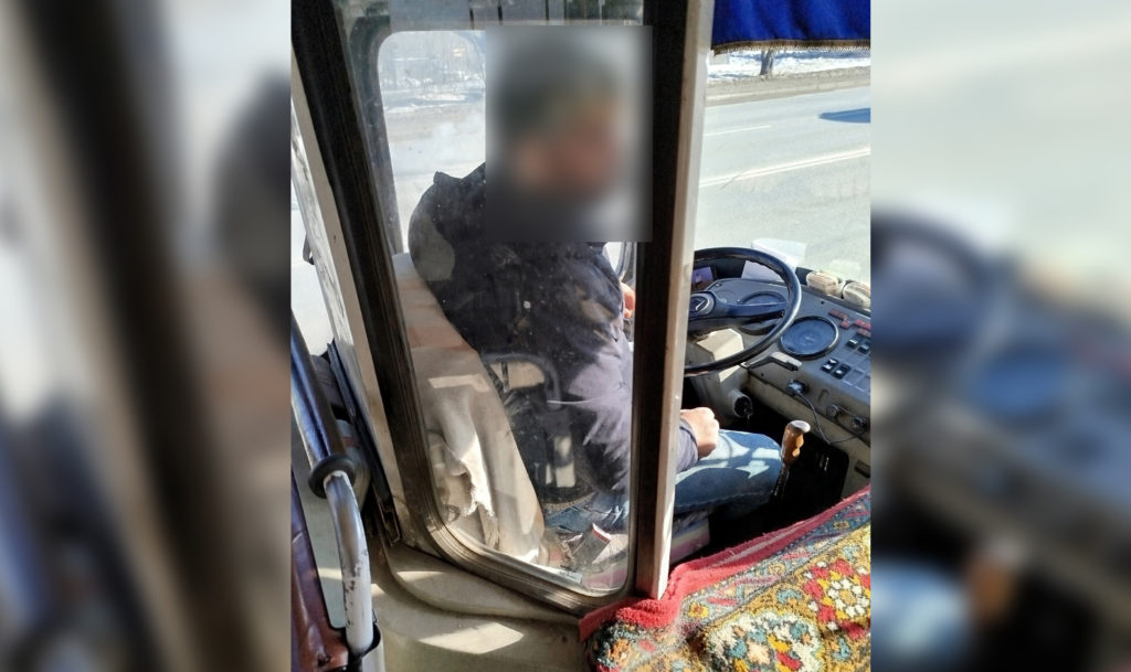 Маршрутчика, которого обвинили в том, что он прячем терминалы и выгоняет пассажиров, лишили премии