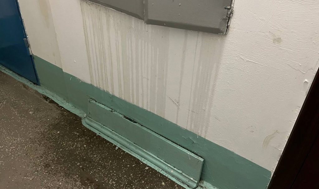 В челябинской многоэтажке на 40 лет Победы залило электрощиток