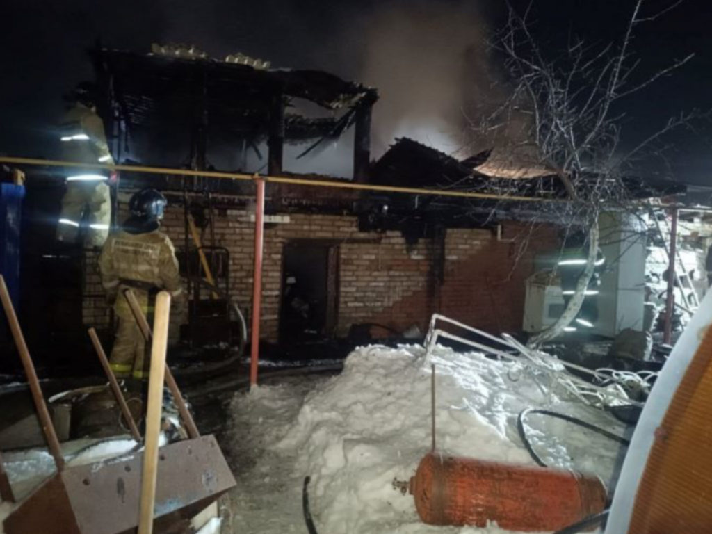 Курицы из поселка Железнодорожный рисковали стать цыплятами-гриль из-за пожара в доме своего хозяина