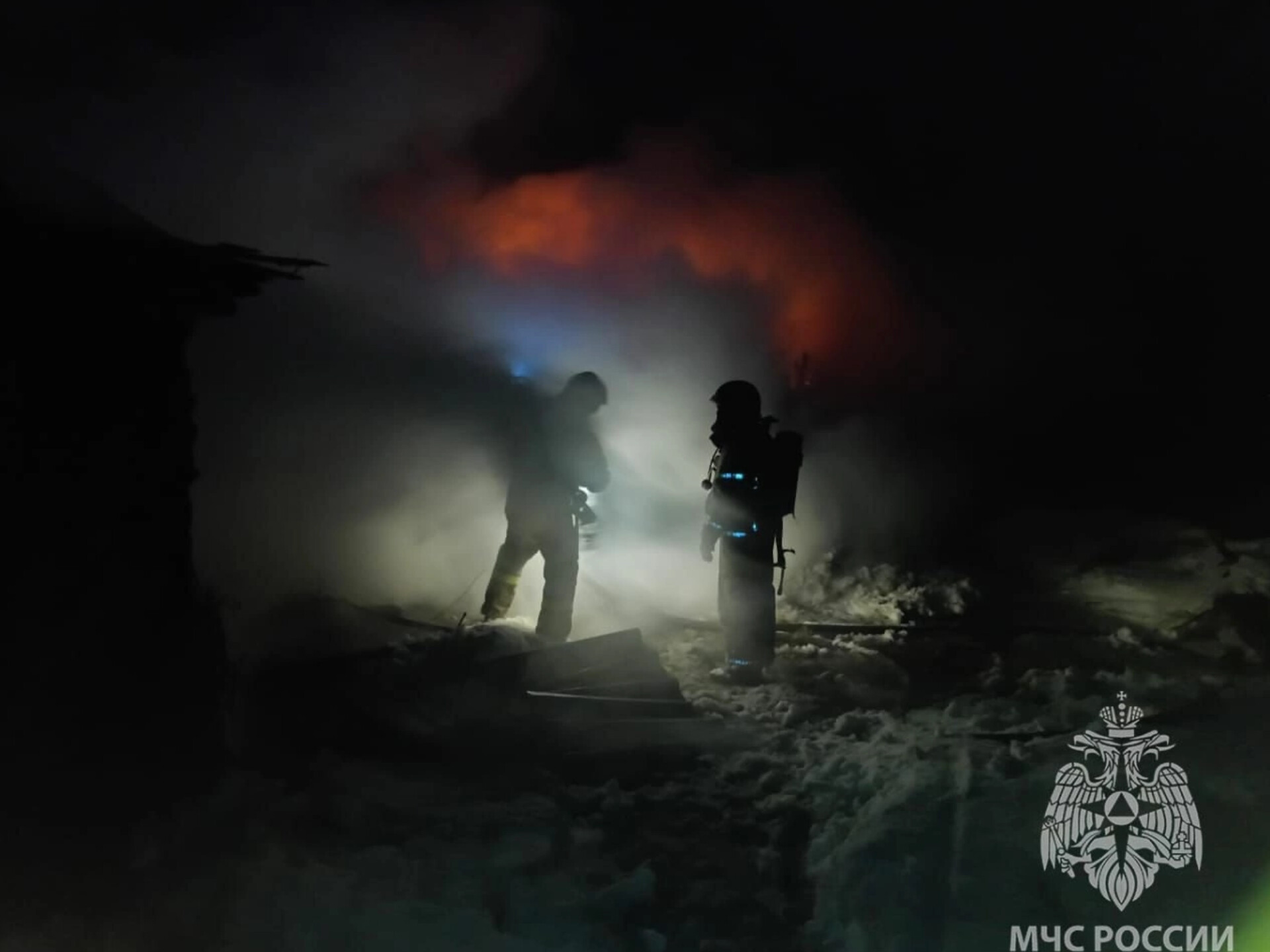 В поселке Степные Зори из-за замыкания проводки вспыхнули надворные постройки