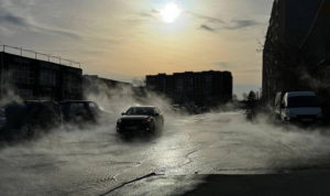 На проезжую часть по улице Островского хлынул кипяток