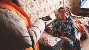 Подопечным помогают с получением лекарств и оформлением документов