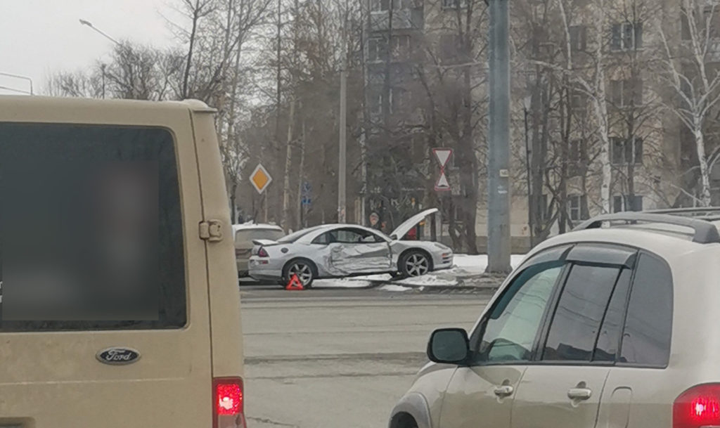 Разбитую машину, стоящую поперек дороги, заметили челябинцы на пересечении улиц Блюхера и Дарвина