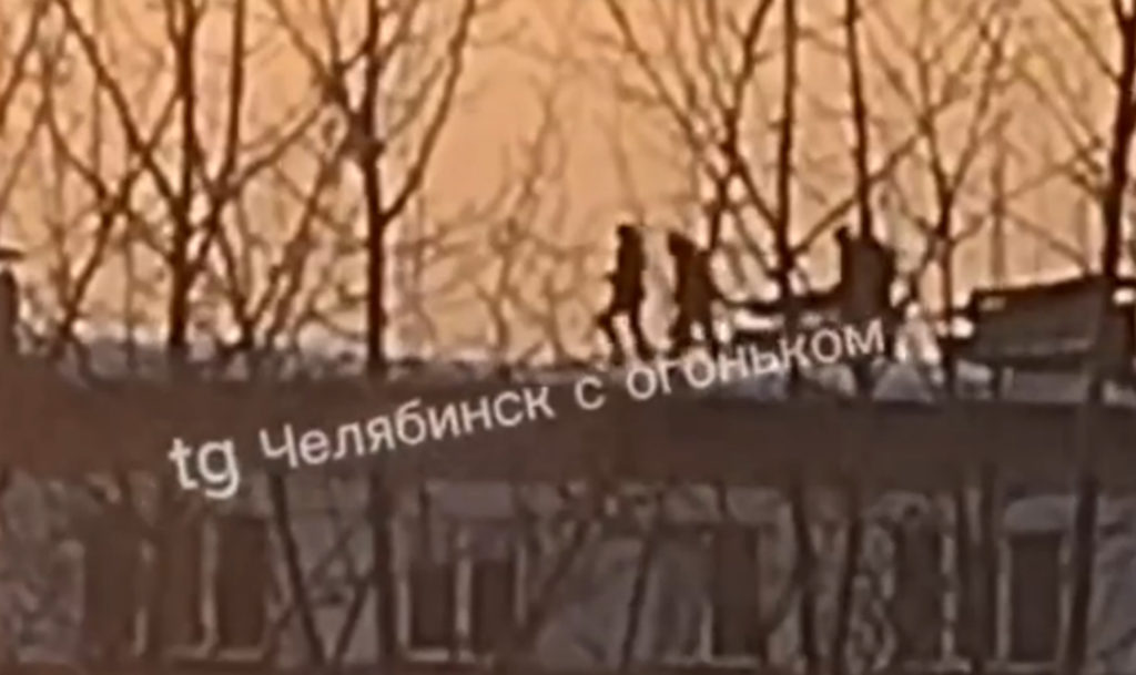 Бесстрашные!? Школьники прогуливались по крыше челябинской пятиэтажки