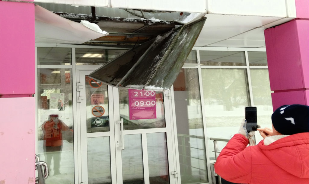 Снег проломил крышу одного из магазинов в Златоусте