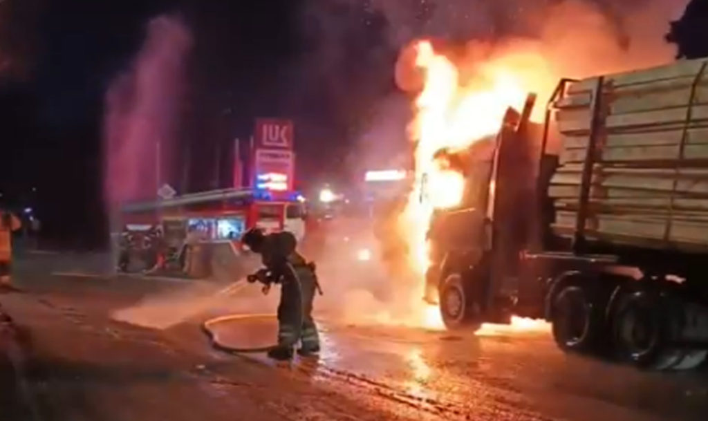 Лесовоз загорелся в Златоусте