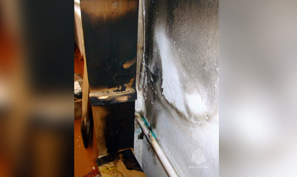 Огонь с прогоревшей свечи перешел на коробку! 8-летний мальчик из Бакала устроил пожар в квартире