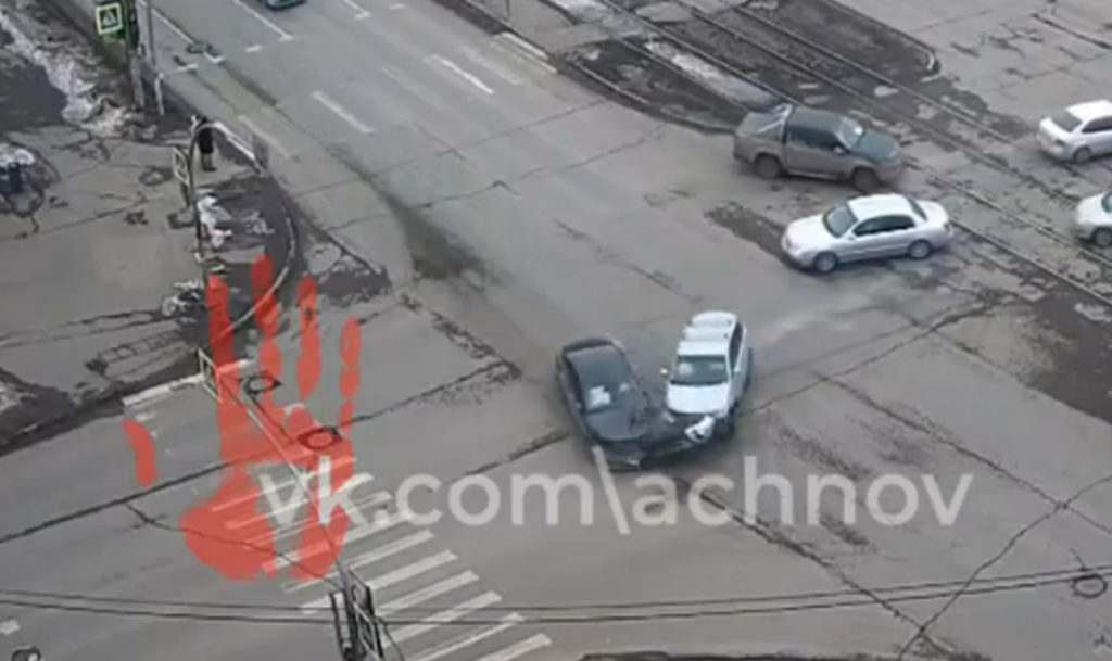 "Вылетел с дороги пролетел через тротуары залетел в кусты"