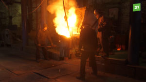 Осужденные за колючей проволокой заняты на тяжелых производствах, в промышленности и деревообработке.