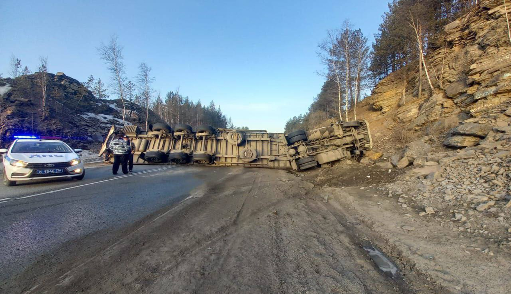 Грузовик с орехами перевернулся на Калужском шоссе
