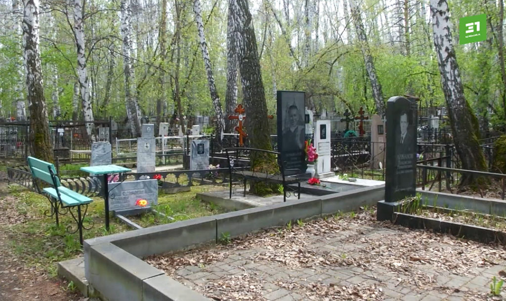 Челябинцы навестили могилы родственников под ураганным ветром