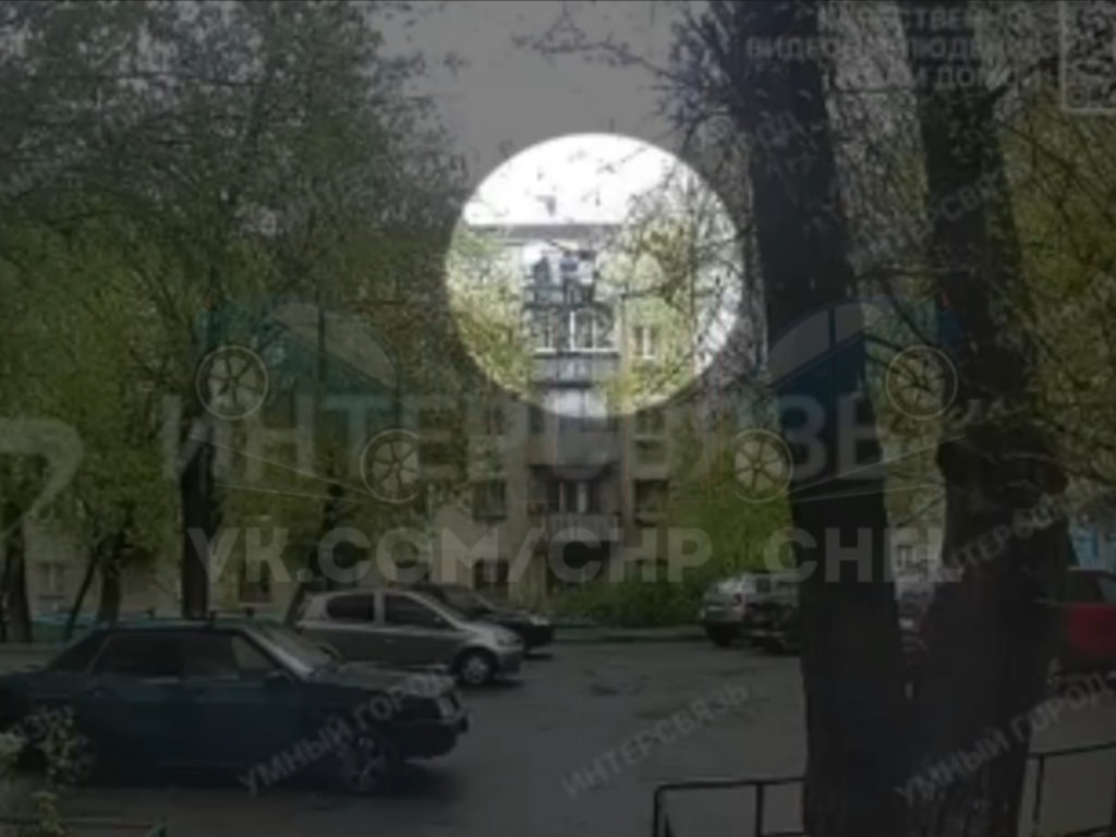 Балкон вместе с людьми рухнул на землю