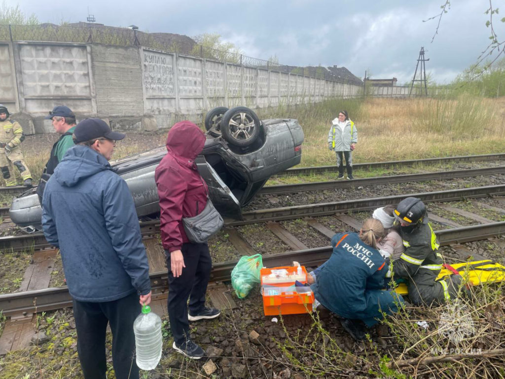 У пассажирки рваные раны, травма лица и руки! В Челябинске машина выехала на трамвайные пути и опрокинулась на крышу
