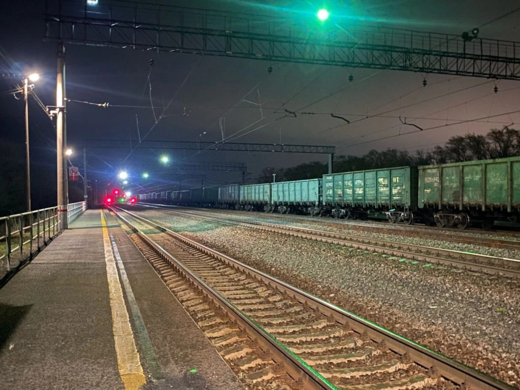 Бегали по ж/д путям и хотели положить что-то на рельсы!