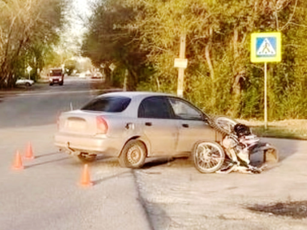 Женщина на "Шевроле" влетела в кроссовый мотоцикл, которым управлял 15-летний юноша