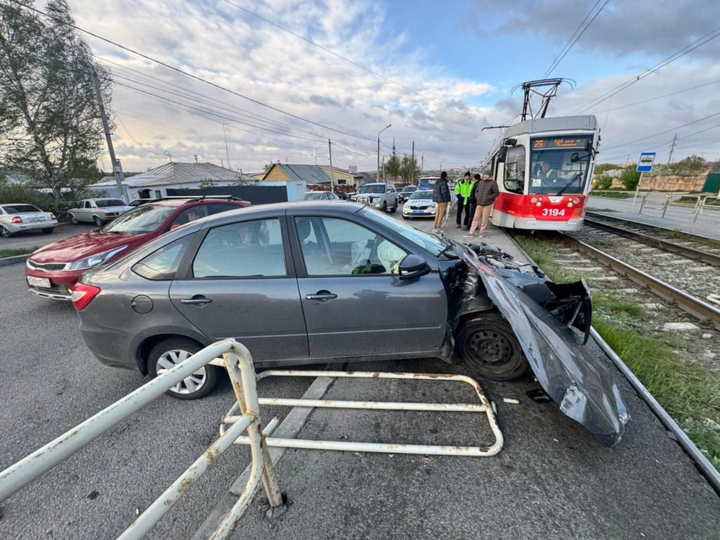 Выбрал неверную скорость и не соблюдал дистанцию! В Магнитогорске мужчина на "Ладе" протаранил "Форд"