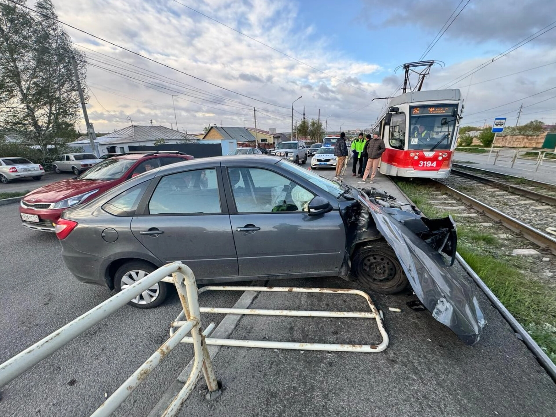 Выбрал неверную скорость и не соблюдал дистанцию! В Магнитогорске мужчина на "Ладе" протаранил "Форд"